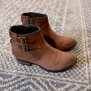 Size 7.5 Sorel Lolla Booties in Burro/Buffalo